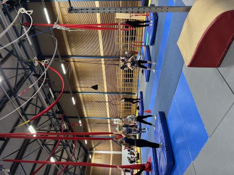 Tartu ülikooli spordihoones toimuv õhuakrobaatika trenn