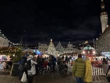 Tallinna jõuluturgu oli uudistama tulnud suur hulk inimesi.